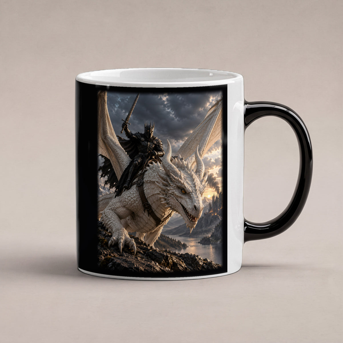 Aufbruch vom Grat – Drachen-Tasse, Black Edition, Studioansicht