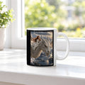 Sicher durch den Sturm – Drachen-Tasse, weiß, am Fenster