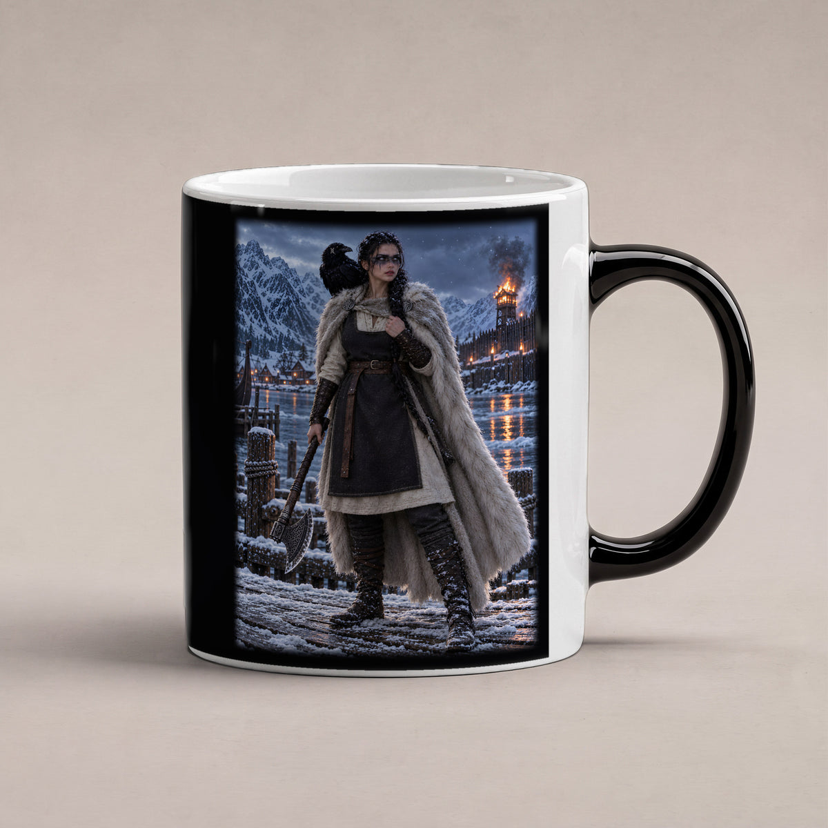 Rabenschildmaid am Fjord – Wikinger-Tasse, Black Edition, Studioansicht