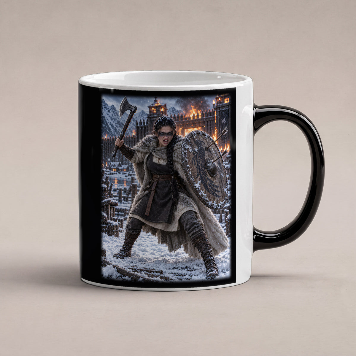 Rabenschildmaid am brennenden Tor – Wikinger-Tasse, Black Edition, Studioansicht