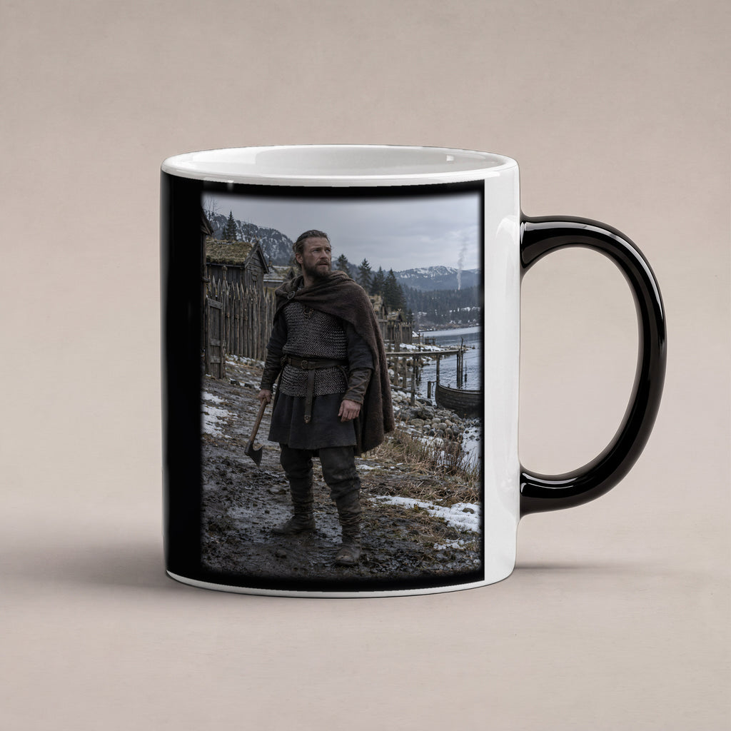 Alarm am Wikingerfjord – Wikinger-Tasse, Black Edition, Studioansicht