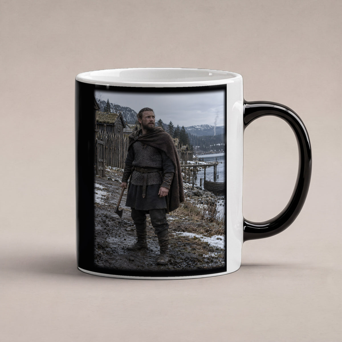Alarm am Wikingerfjord – Wikinger-Tasse, Black Edition, Studioansicht
