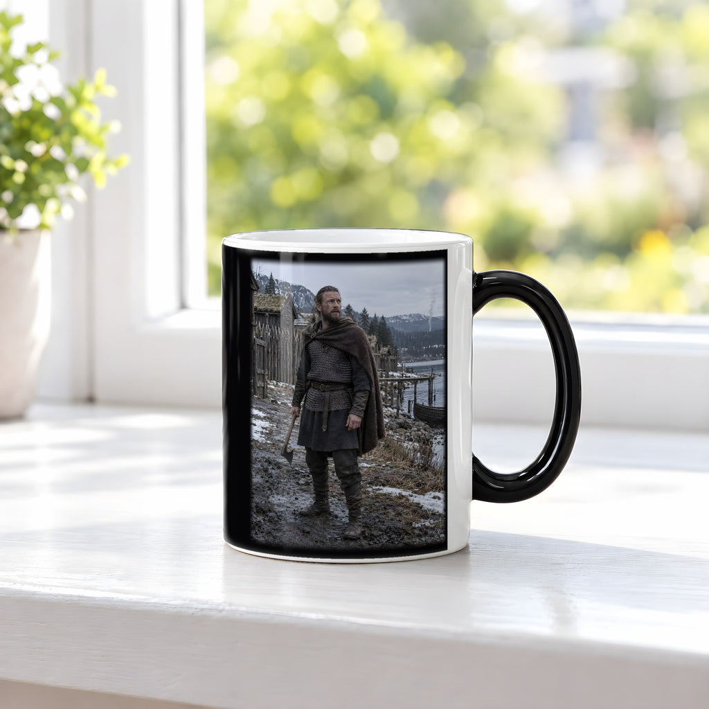 Alarm am Wikingerfjord – Wikinger-Tasse, Black Edition, am Fenster