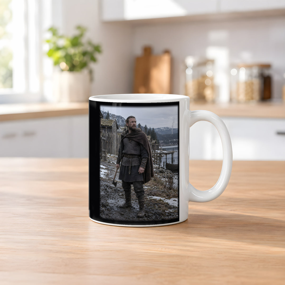 Alarm am Wikingerfjord – Wikinger-Tasse, weiß, Küchenszene