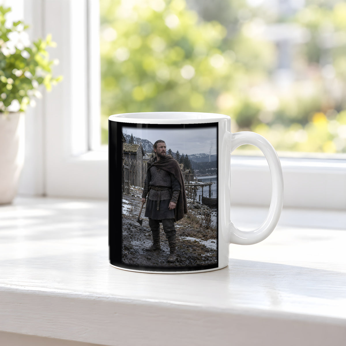 Alarm am Wikingerfjord – Wikinger-Tasse, weiß, am Fenster