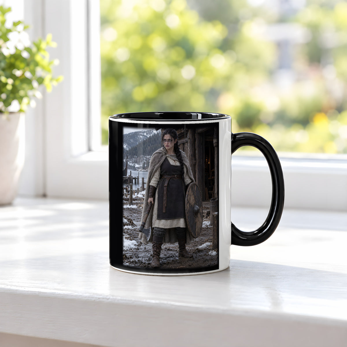 Entschluss der Schildmaid – Wikinger-Tasse, innen schwarz, am Fenster