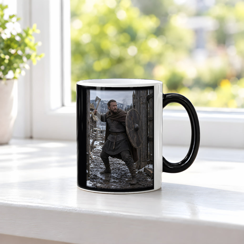 Verteidiger des Wikingertors – Wikinger-Tasse, Black Edition, am Fenster