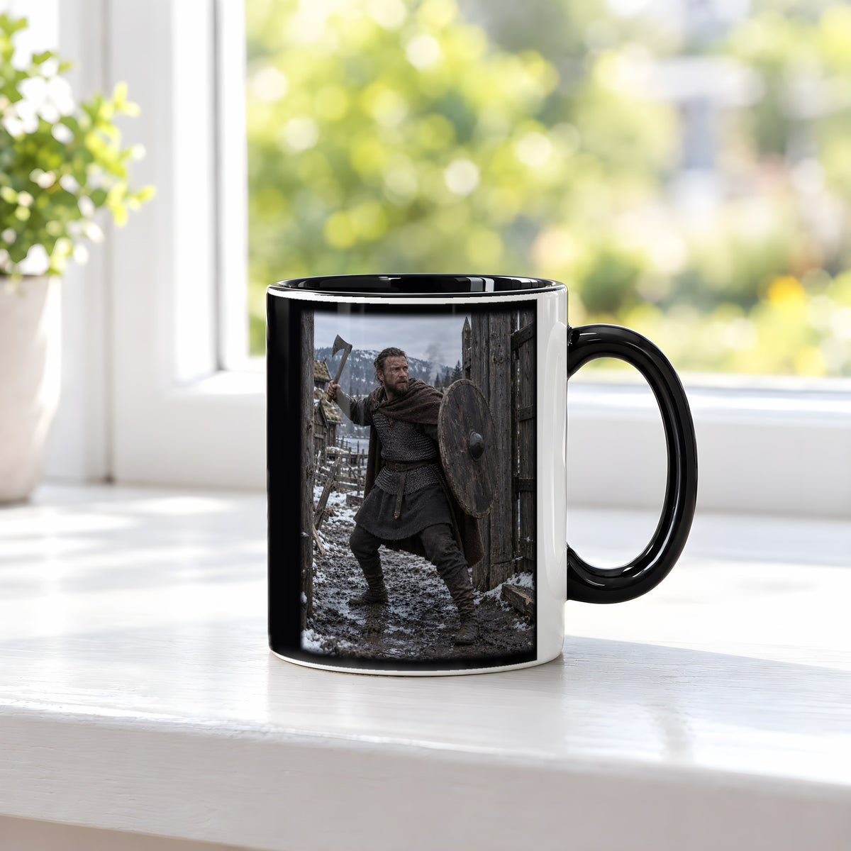 Verteidiger des Wikingertors – Wikinger-Tasse, innen schwarz, am Fenster