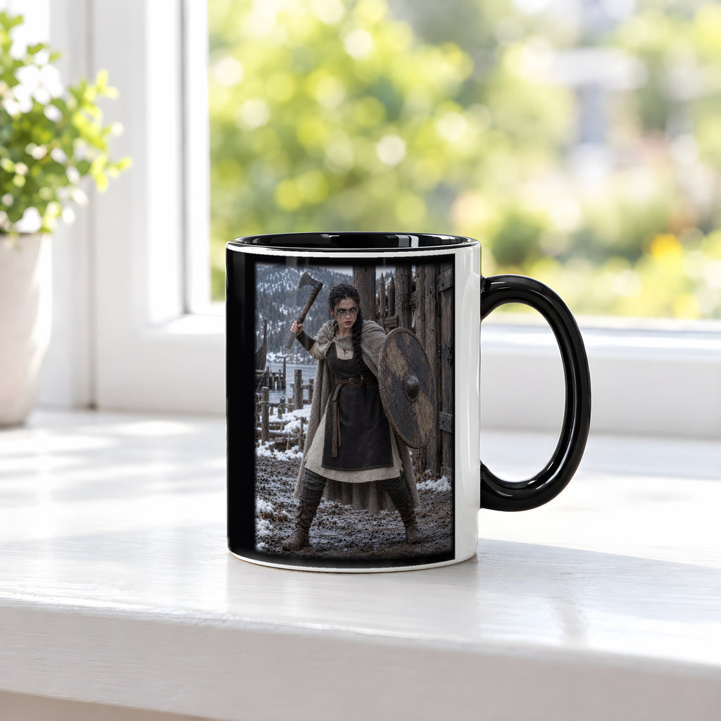 Schildmaid hält das Tor – Wikinger-Tasse, innen schwarz, am Fenster