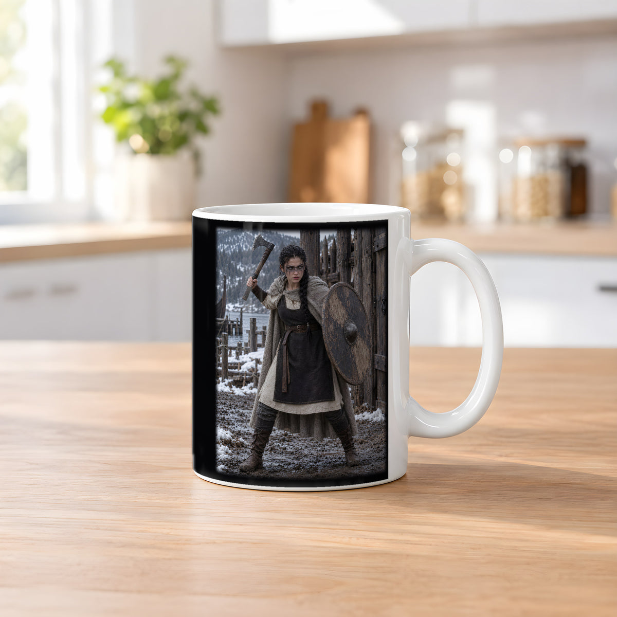 Schildmaid hält das Tor – Wikinger-Tasse, weiß, Küchenszene