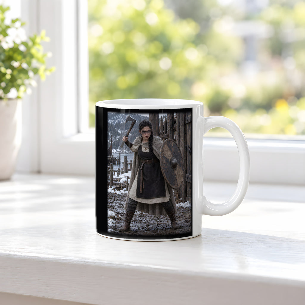 Schildmaid hält das Tor – Wikinger-Tasse, weiß, am Fenster