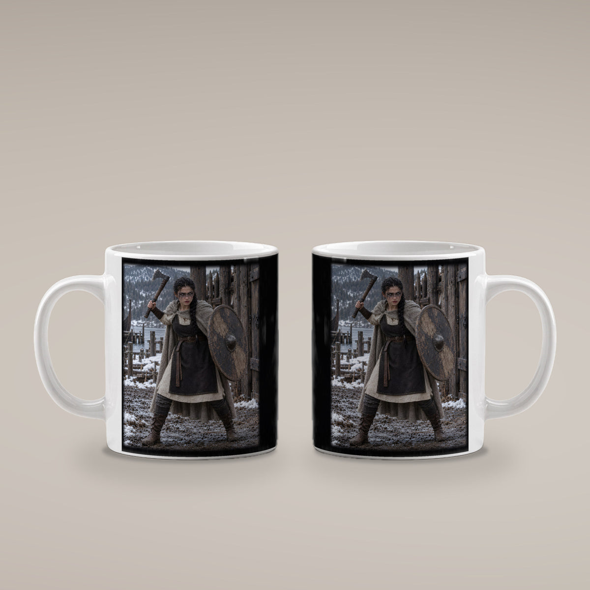Schildmaid hält das Tor – Wikinger-Tasse, weiß, beide Motivseiten