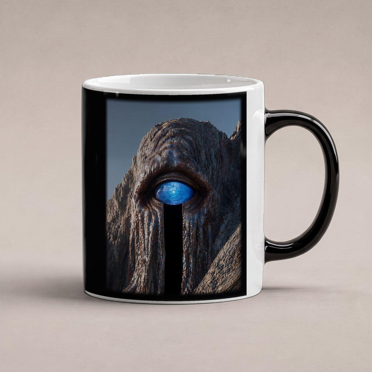 Das Auge des Berges – Black Edition Zaubertasse mit Motiv (heiß), freigestellt