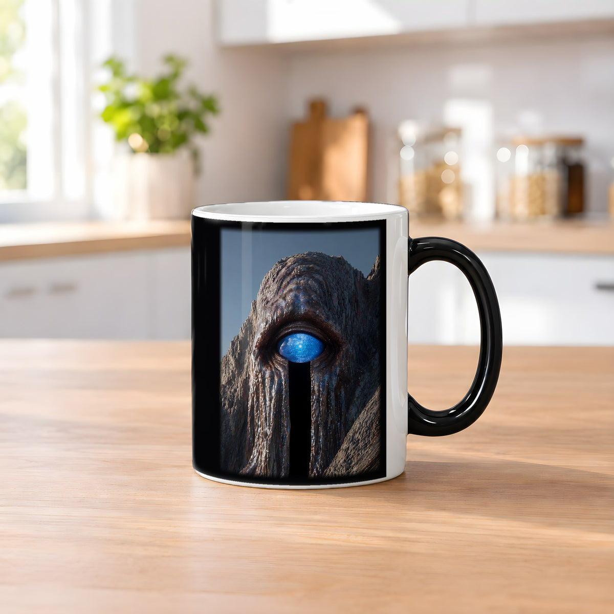 Das Auge des Berges – Black Edition Zaubertasse mit Motiv (heiß), auf dem Küchentresen