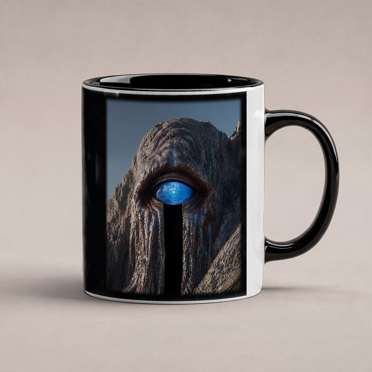 Das Auge des Berges – Tasse innen schwarz, freigestellt