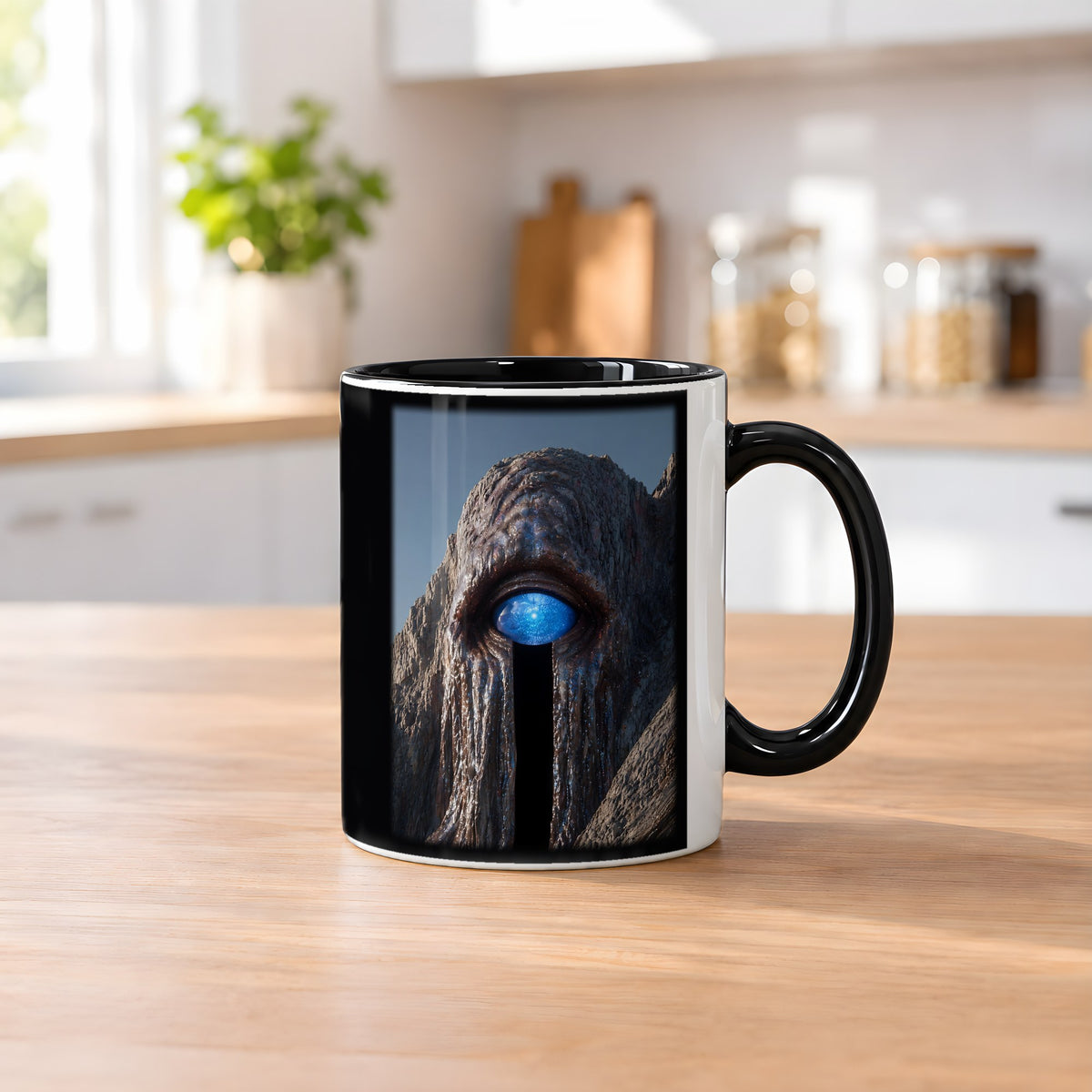 Das Auge des Berges – Tasse innen schwarz, auf dem Küchentresen