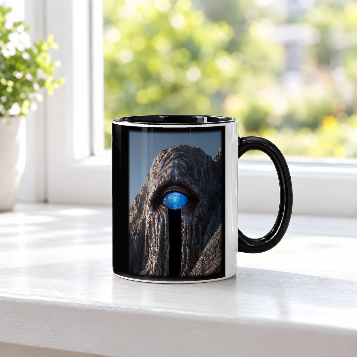 Das Auge des Berges – Tasse innen schwarz, auf der Fensterbank