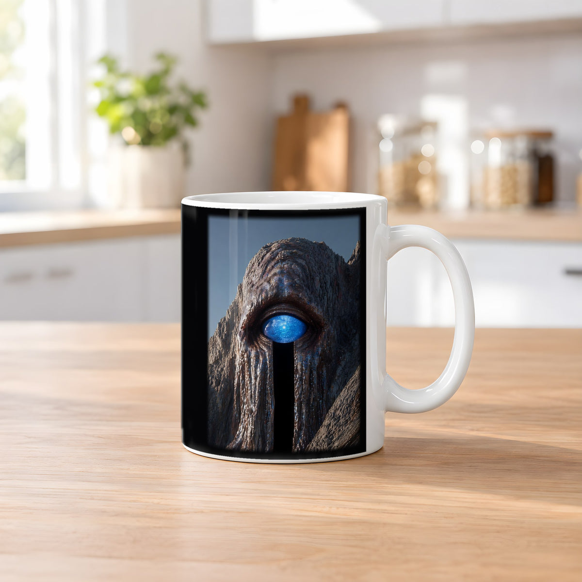 Das Auge des Berges – weiße Tasse, auf dem Küchentresen