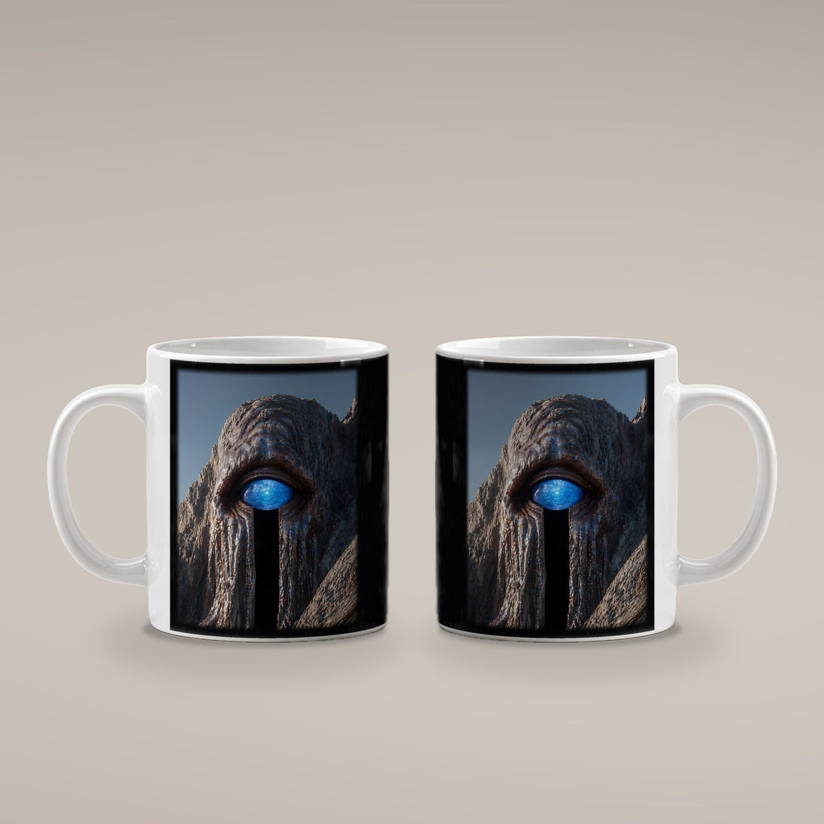 Das Auge des Berges – weiße Tasse, beide Seiten bedruckt