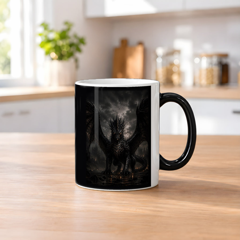 Der Aschekönig – Black Edition Zaubertasse mit Motiv (heiß), auf dem Küchentresen