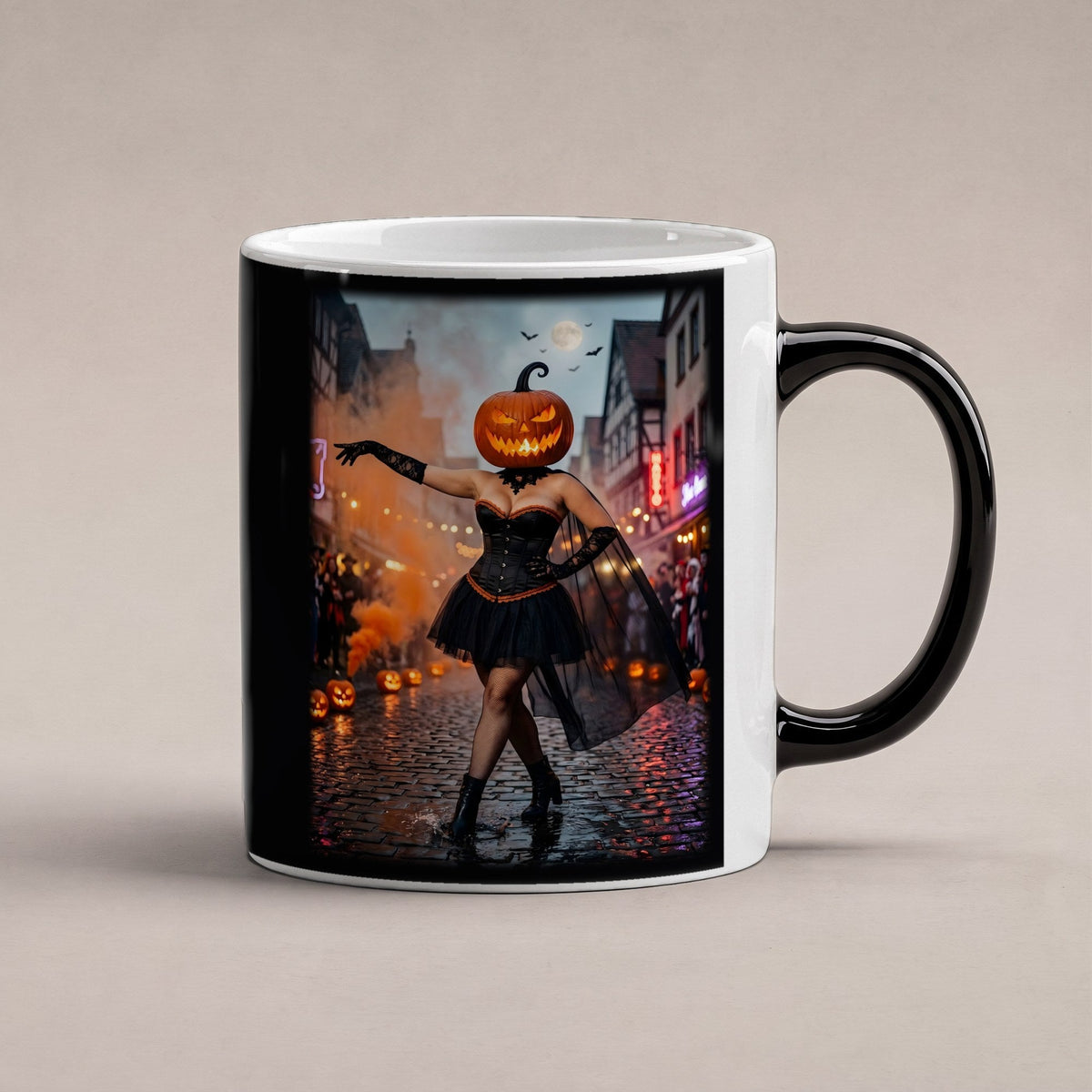 Die Altstadt-Tänzerin – Black Edition Zaubertasse mit Motiv (heiß), freigestellt