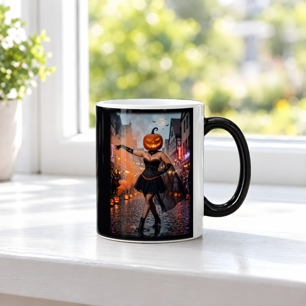 Die Altstadt-Tänzerin – Black Edition Zaubertasse mit Motiv (heiß), auf der Fensterbank