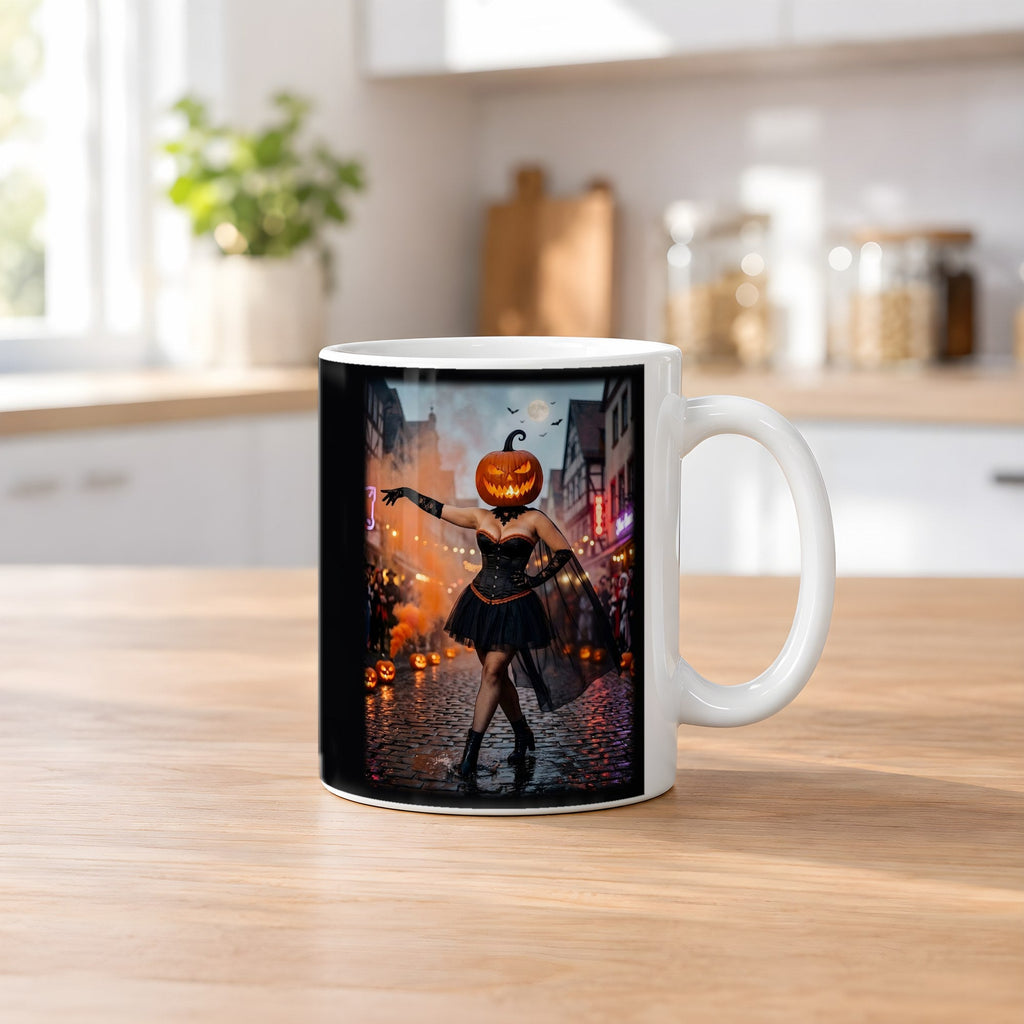 Die Altstadt-Tänzerin – weiße Tasse, auf dem Küchentresen
