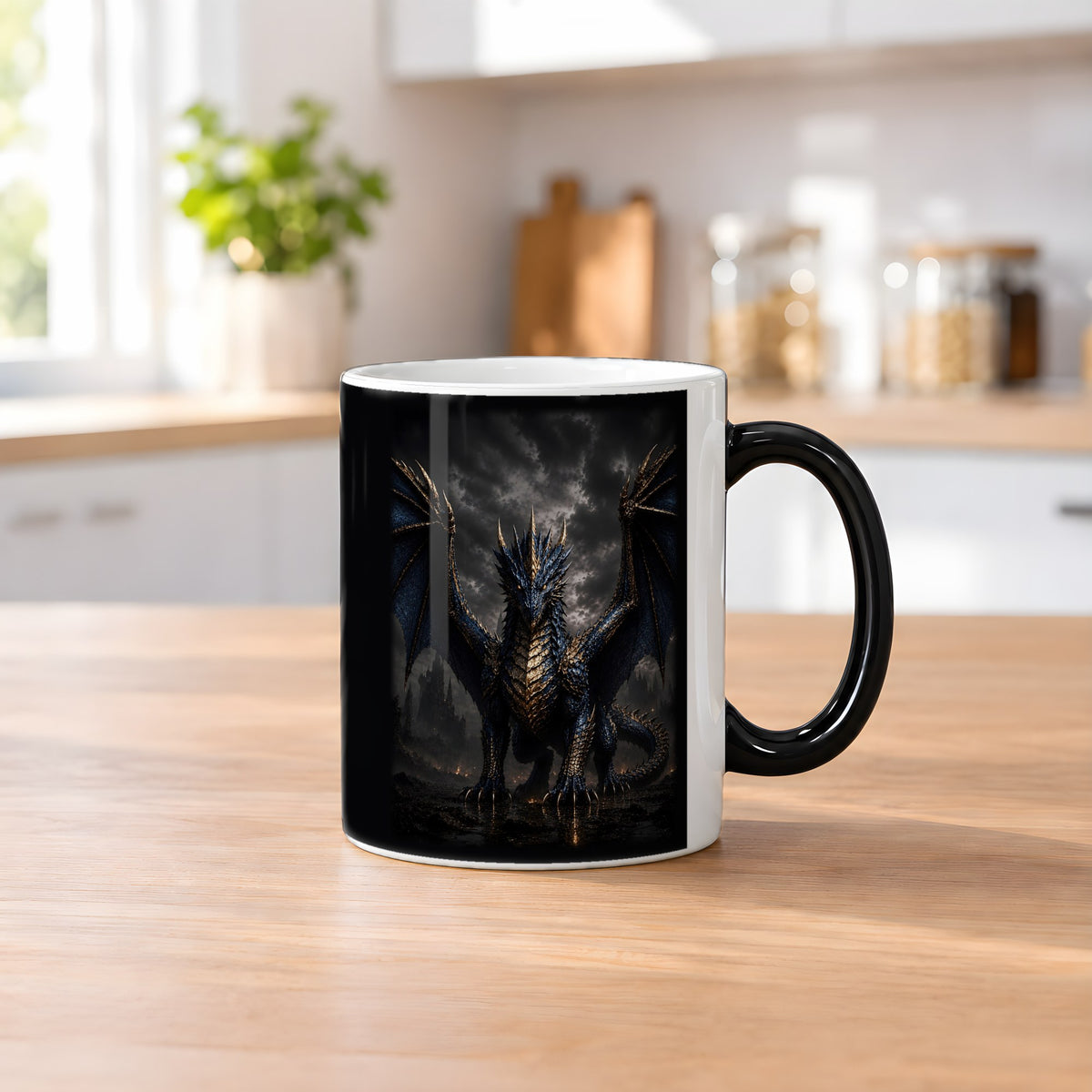 Der Azurdrache – Black Edition Zaubertasse mit Motiv (heiß), auf dem Küchentresen