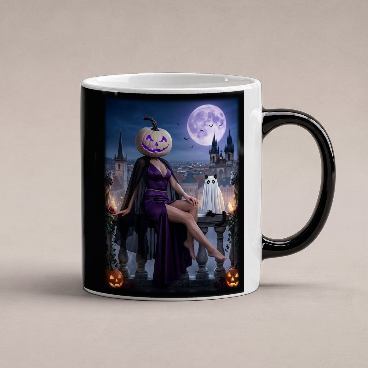 Die Balkon-Dame – Black Edition Zaubertasse mit Motiv (heiß), freigestellt