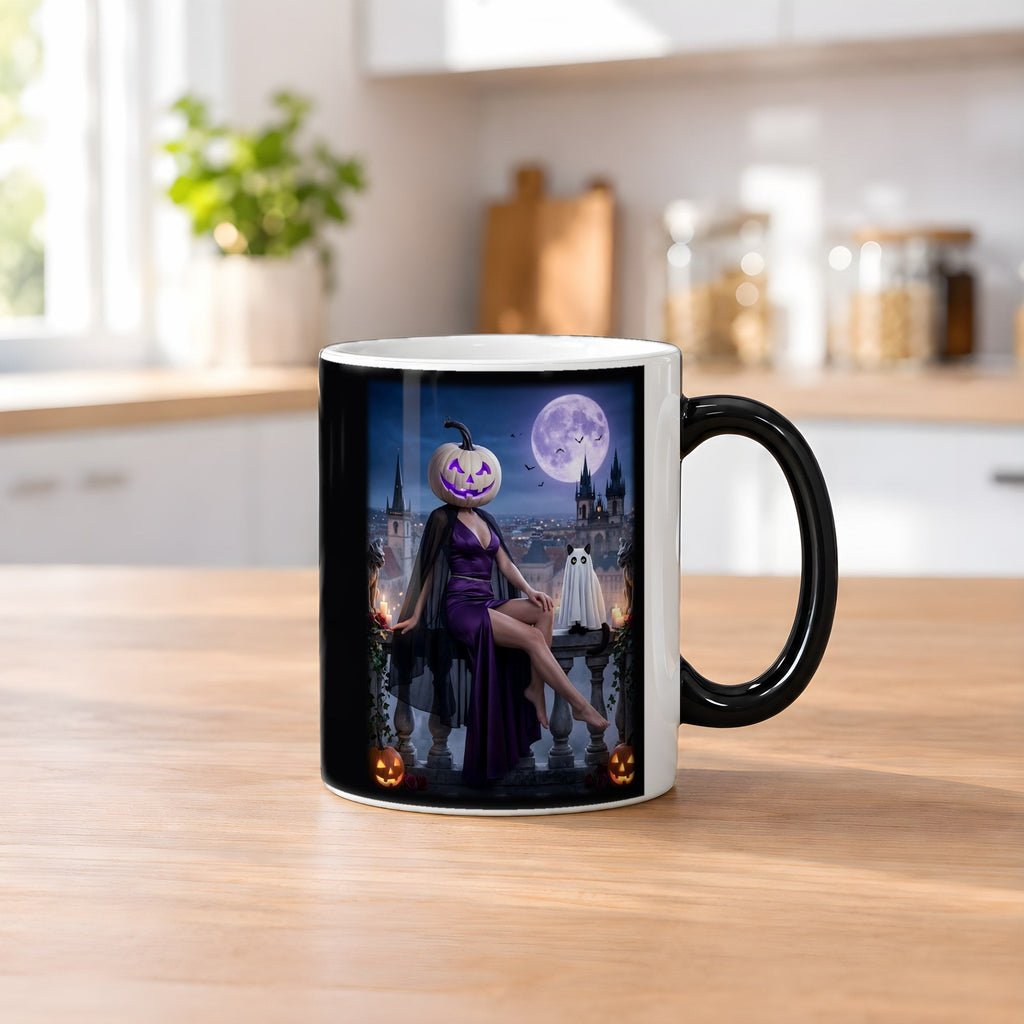 Die Balkon-Dame – Black Edition Zaubertasse mit Motiv (heiß), auf dem Küchentresen
