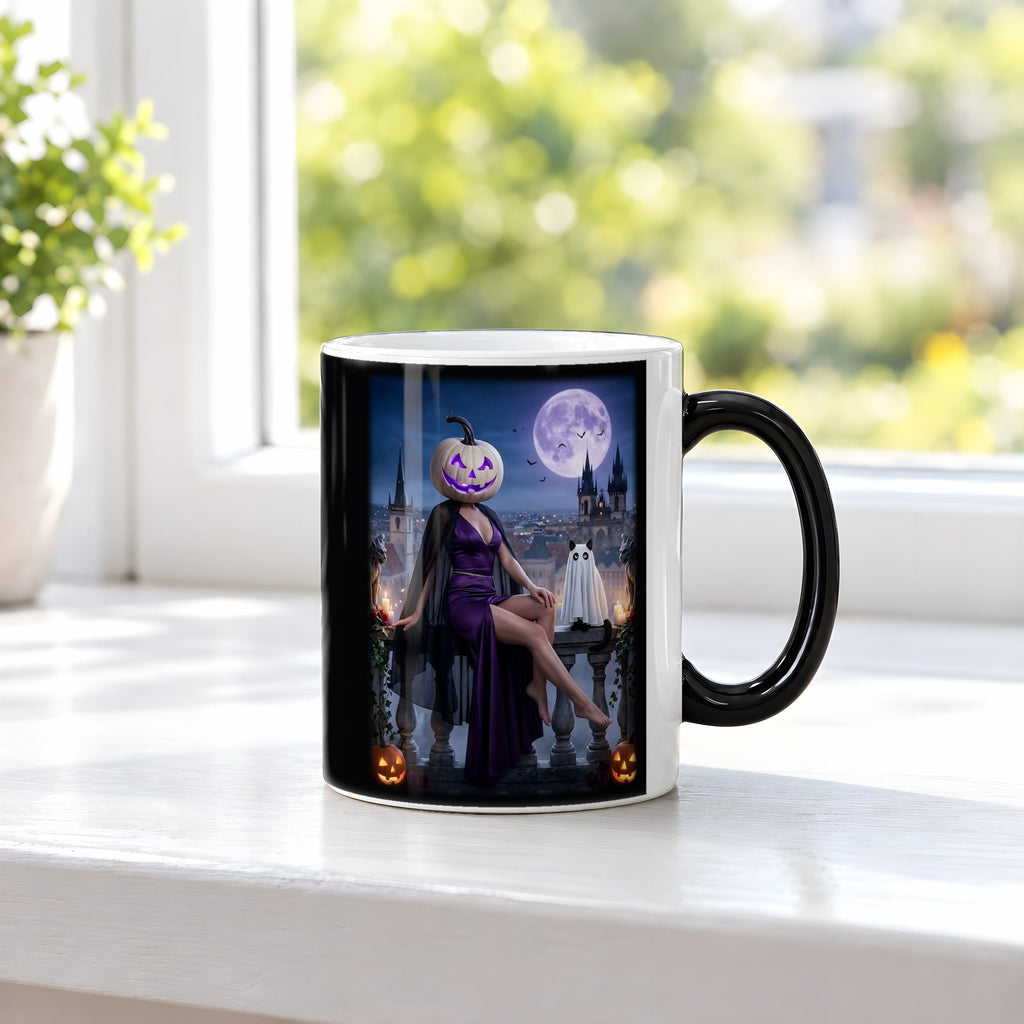 Die Balkon-Dame – Black Edition Zaubertasse mit Motiv (heiß), auf der Fensterbank
