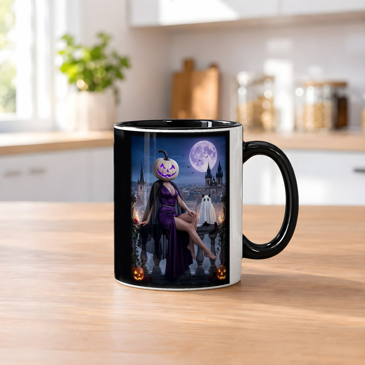 Die Balkon-Dame – Tasse innen schwarz, auf dem Küchentresen