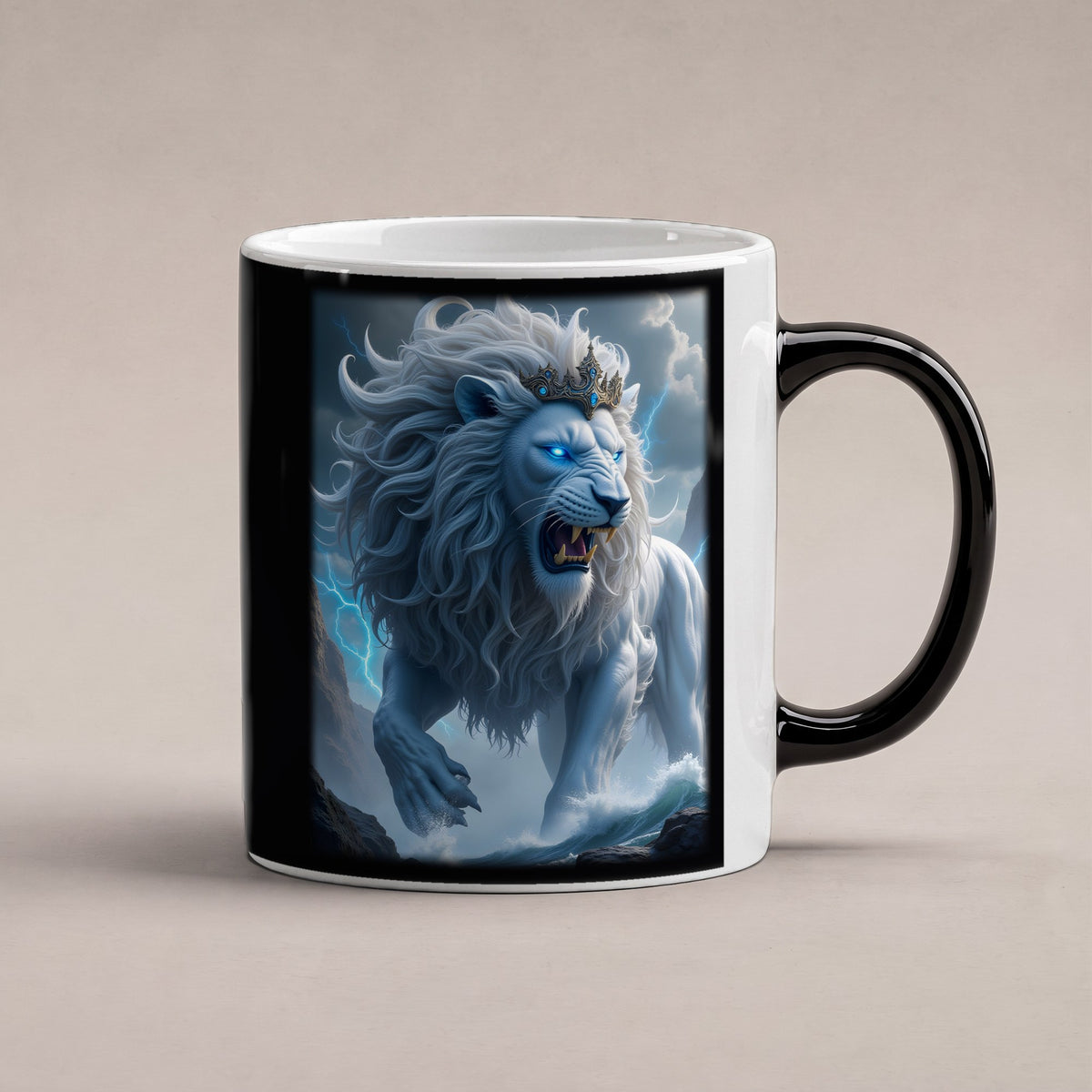 Der Blitzlöwe – Black Edition Zaubertasse mit Motiv (heiß), freigestellt