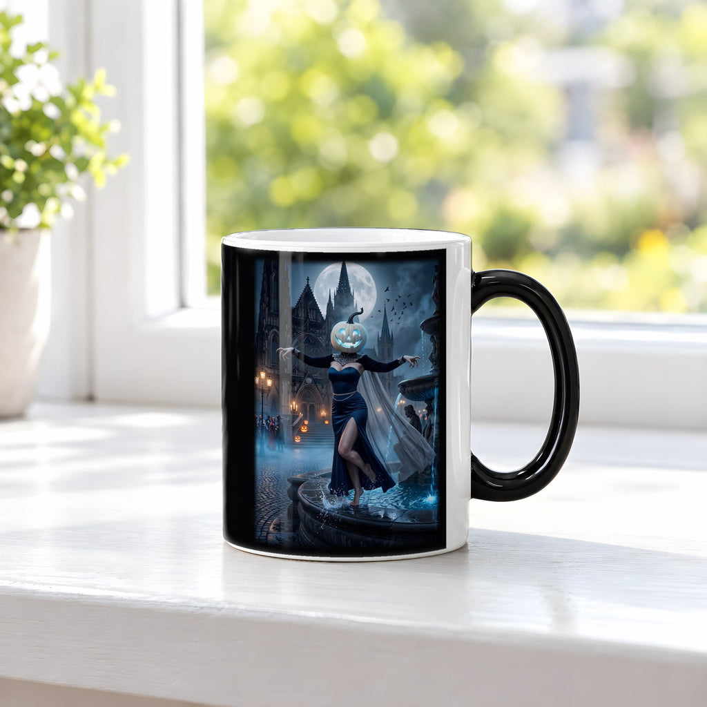 Die Brunnentänzerin – Black Edition Zaubertasse mit Motiv (heiß), auf der Fensterbank