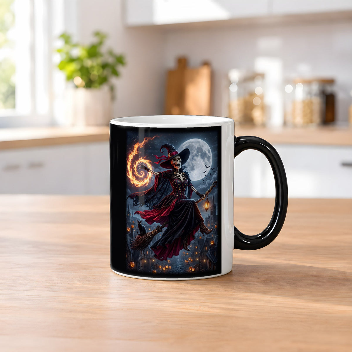 Die Besenkönigin – Black Edition Zaubertasse mit Motiv (heiß), auf dem Küchentresen