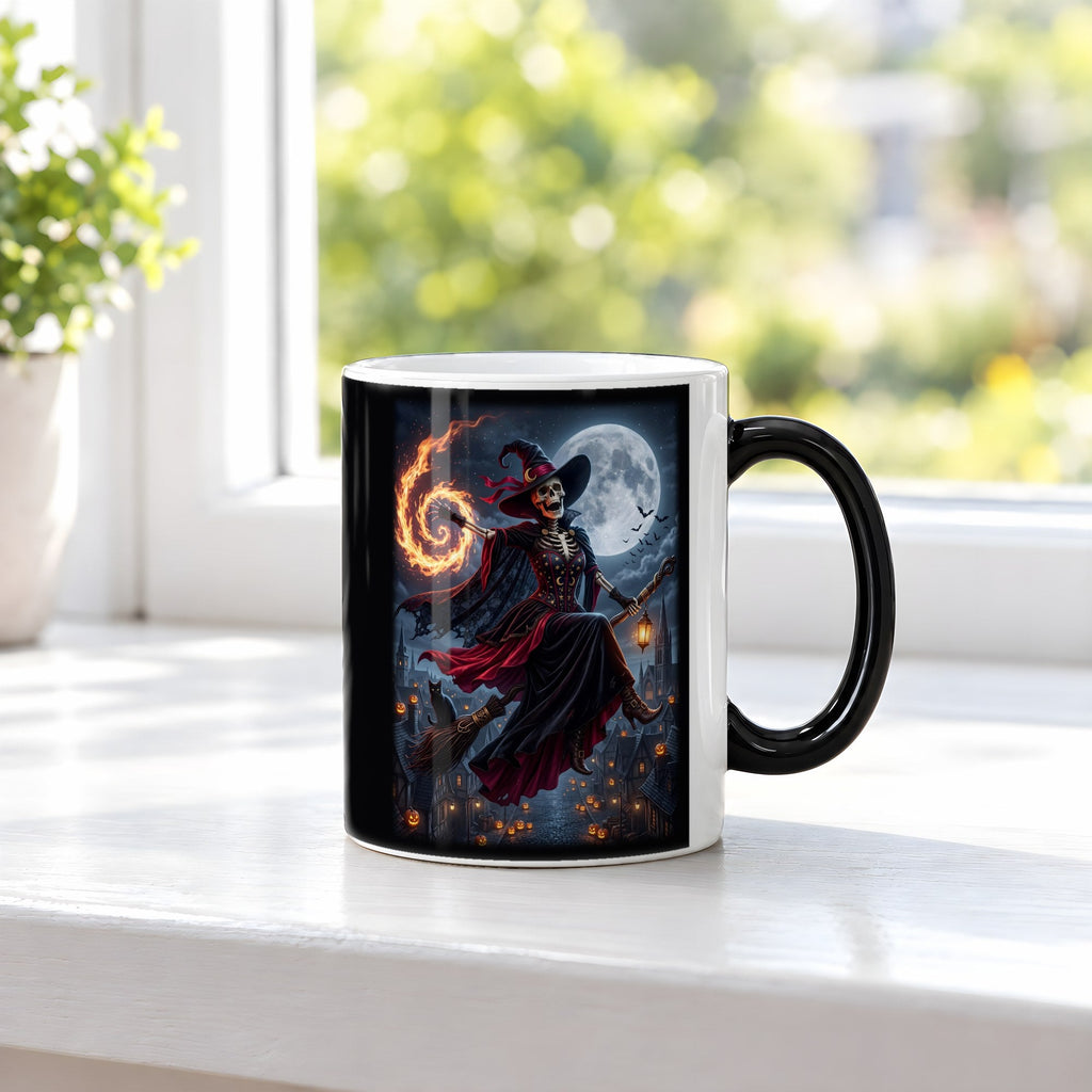 Die Besenkönigin – Black Edition Zaubertasse mit Motiv (heiß), auf der Fensterbank