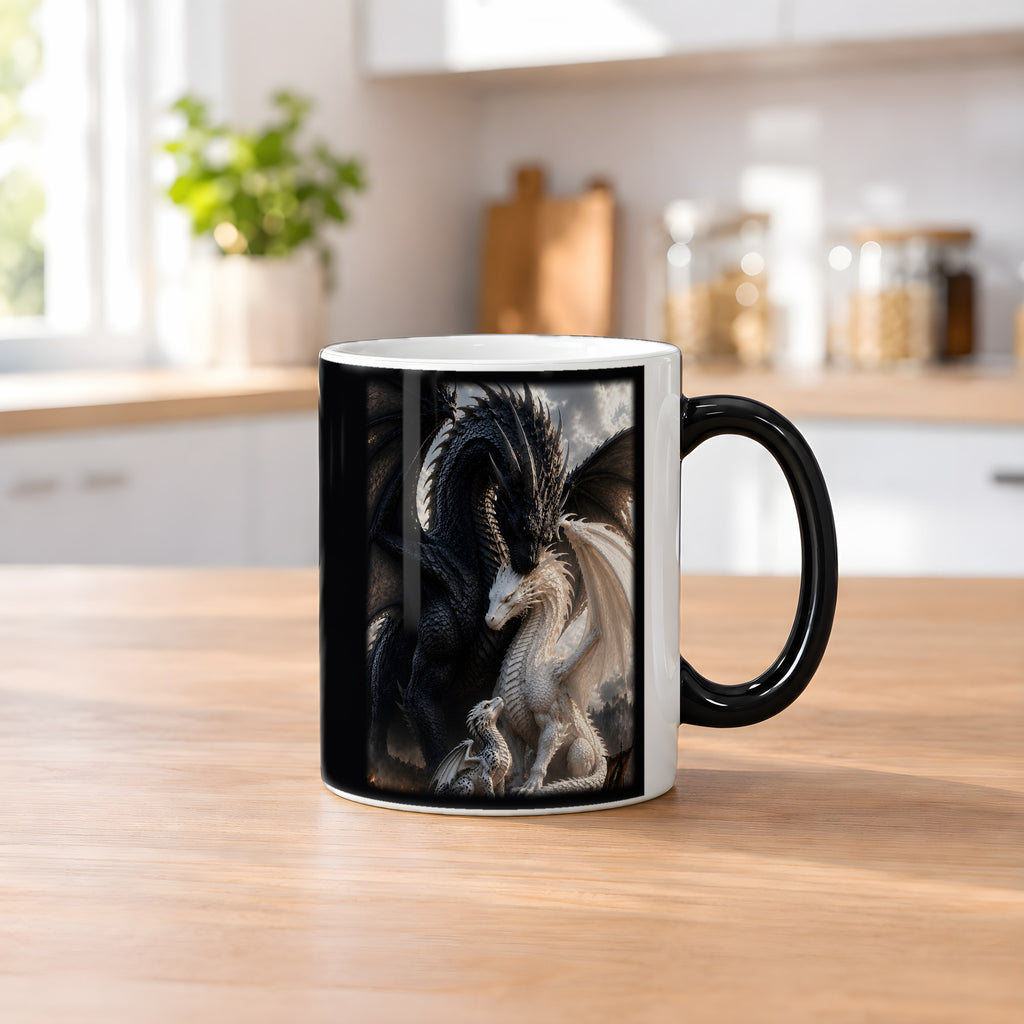 Die Drachenbrut – Black Edition Zaubertasse mit Motiv (heiß), auf dem Küchentresen