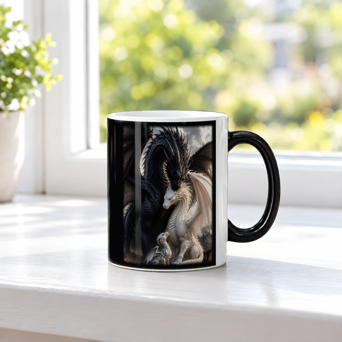 Die Drachenbrut – Black Edition Zaubertasse mit Motiv (heiß), auf der Fensterbank