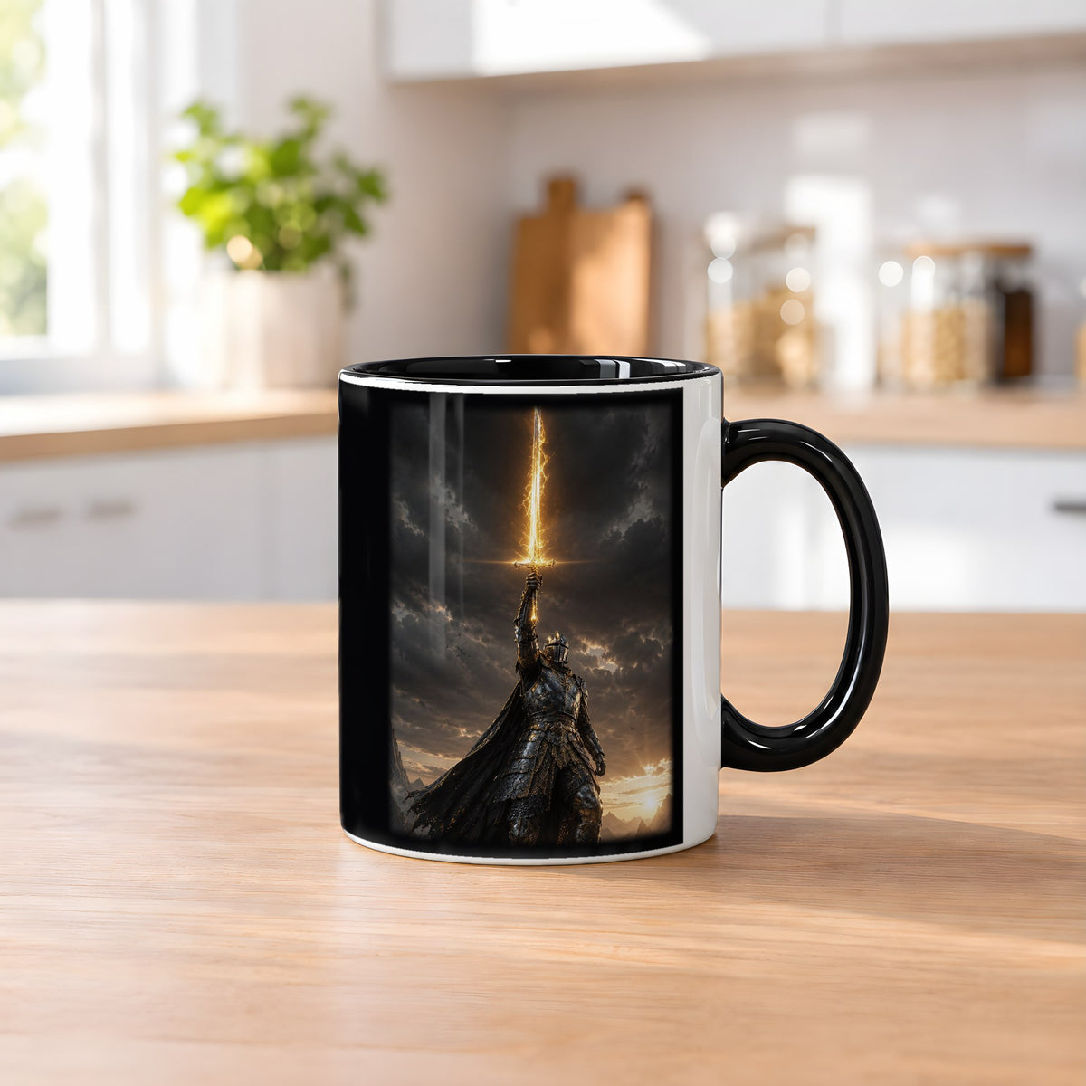 Die Sonnenklinge – Tasse innen schwarz, auf dem Küchentresen