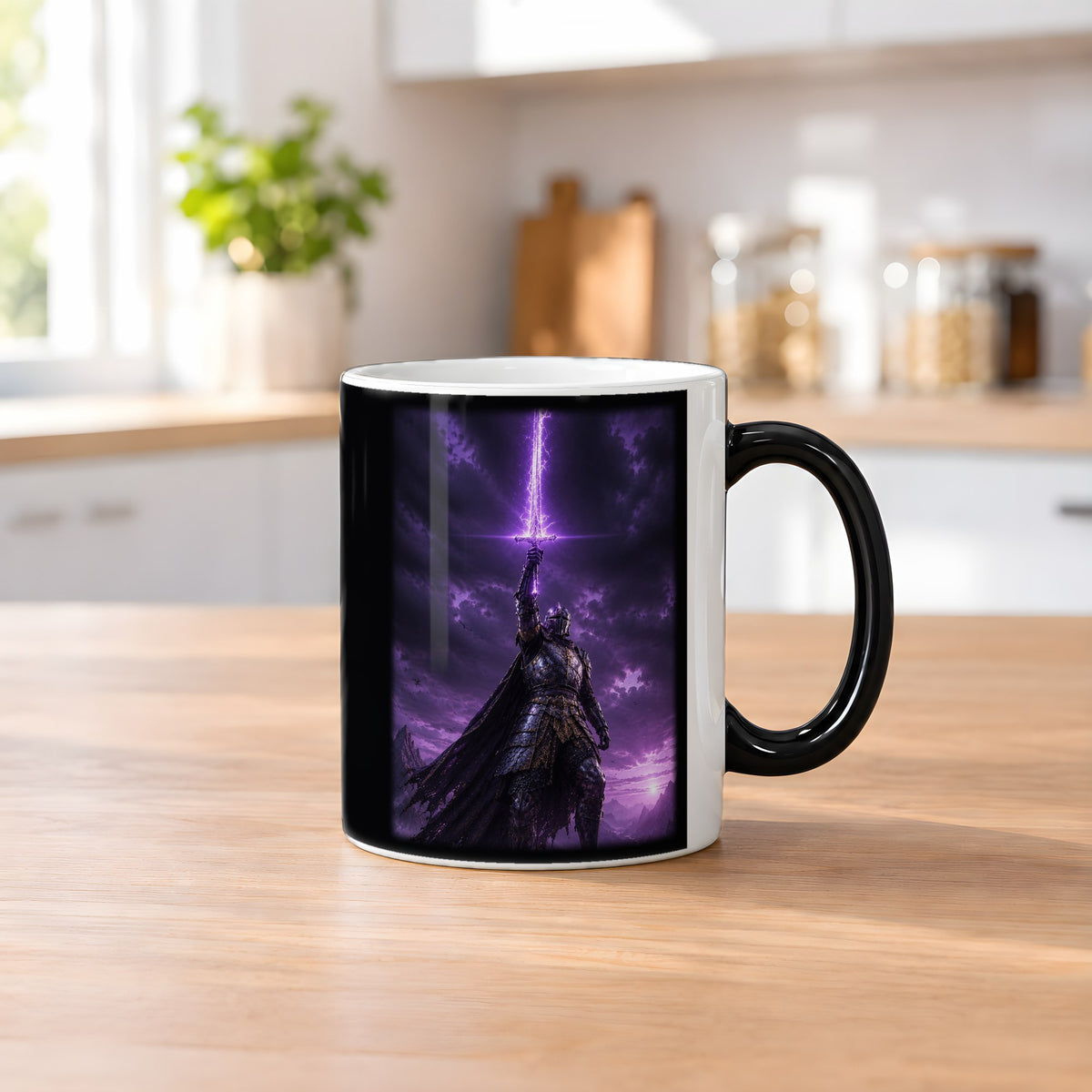 Die Sturmklinge – Black Edition Zaubertasse mit Motiv (heiß), auf dem Küchentresen