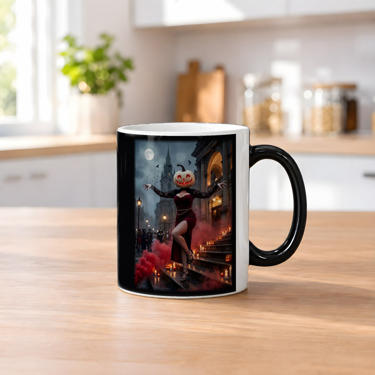 Die Dame in Rot – Black Edition Zaubertasse mit Motiv (heiß), auf dem Küchentresen