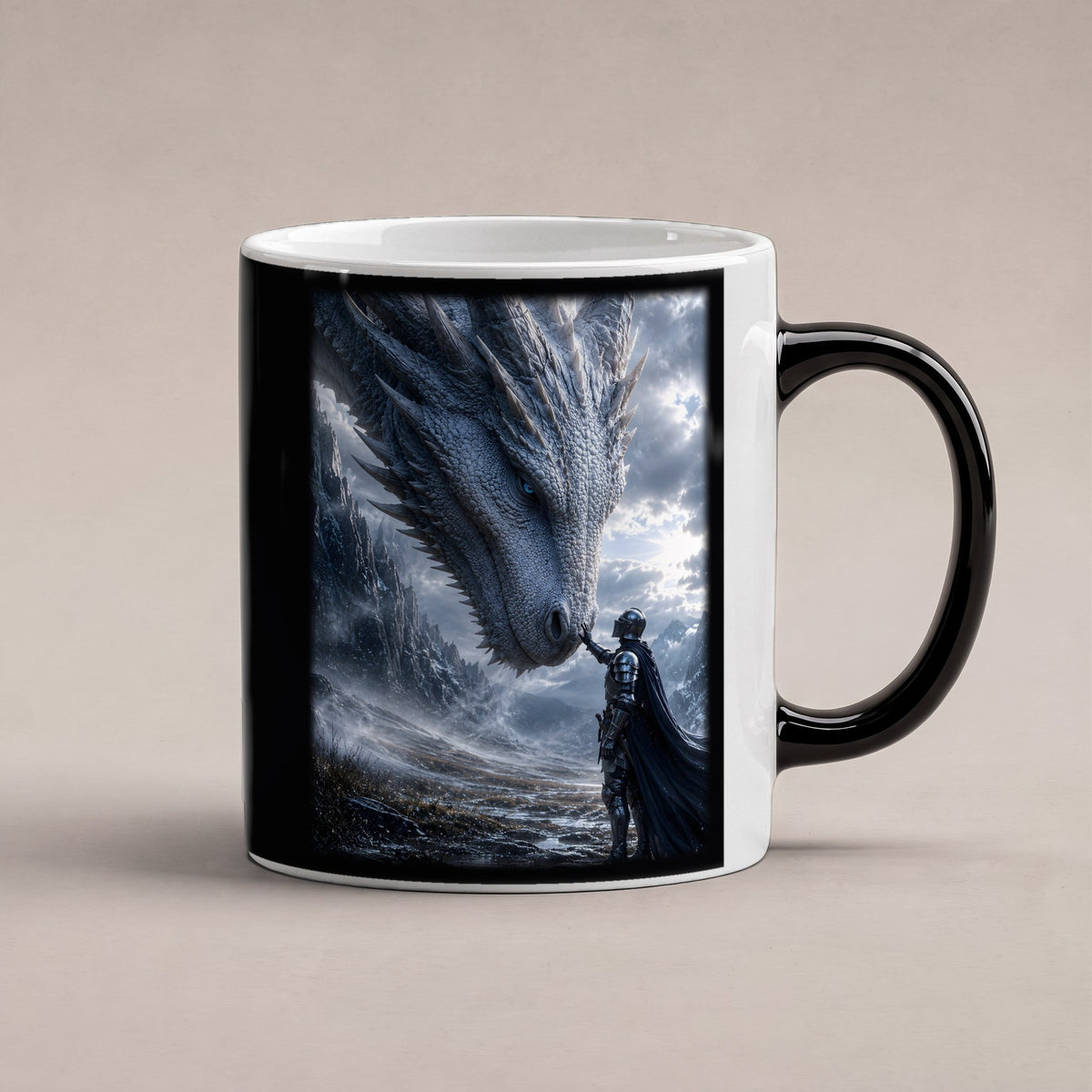 Drachenkönigin – Black Edition Zaubertasse mit Motiv (heiß), freigestellt
