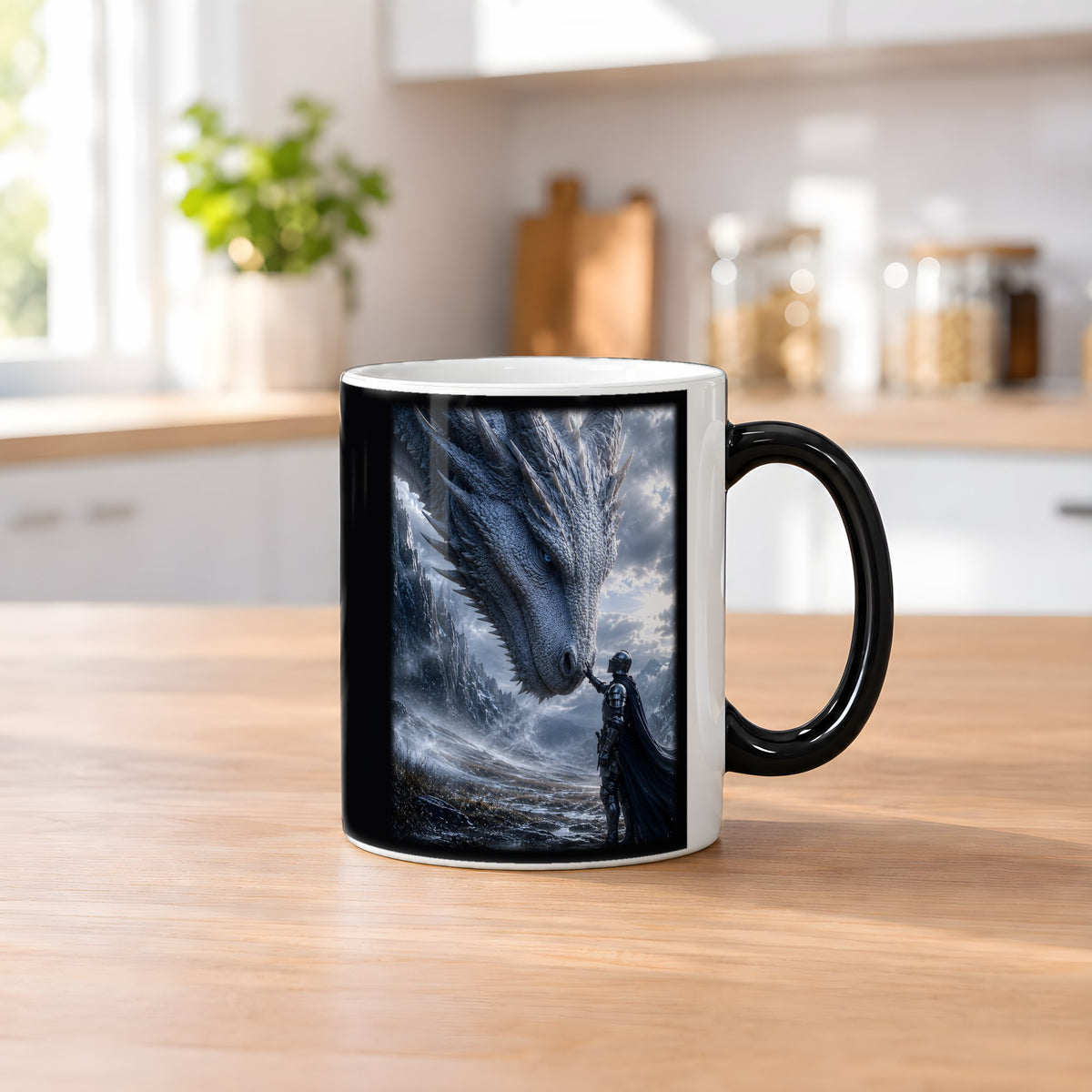 Drachenkönigin – Black Edition Zaubertasse mit Motiv (heiß), auf dem Küchentresen