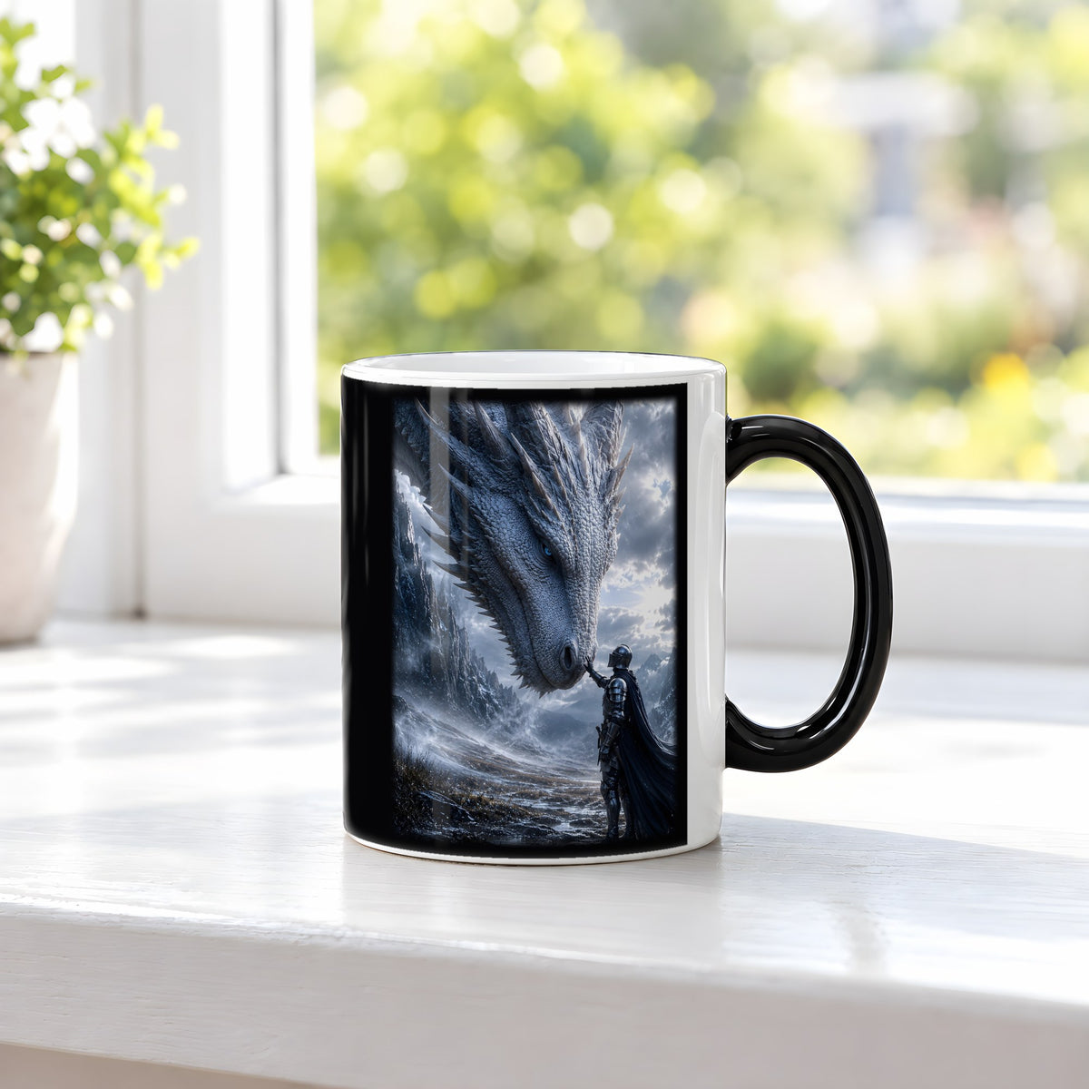 Drachenkönigin – Black Edition Zaubertasse mit Motiv (heiß), auf der Fensterbank