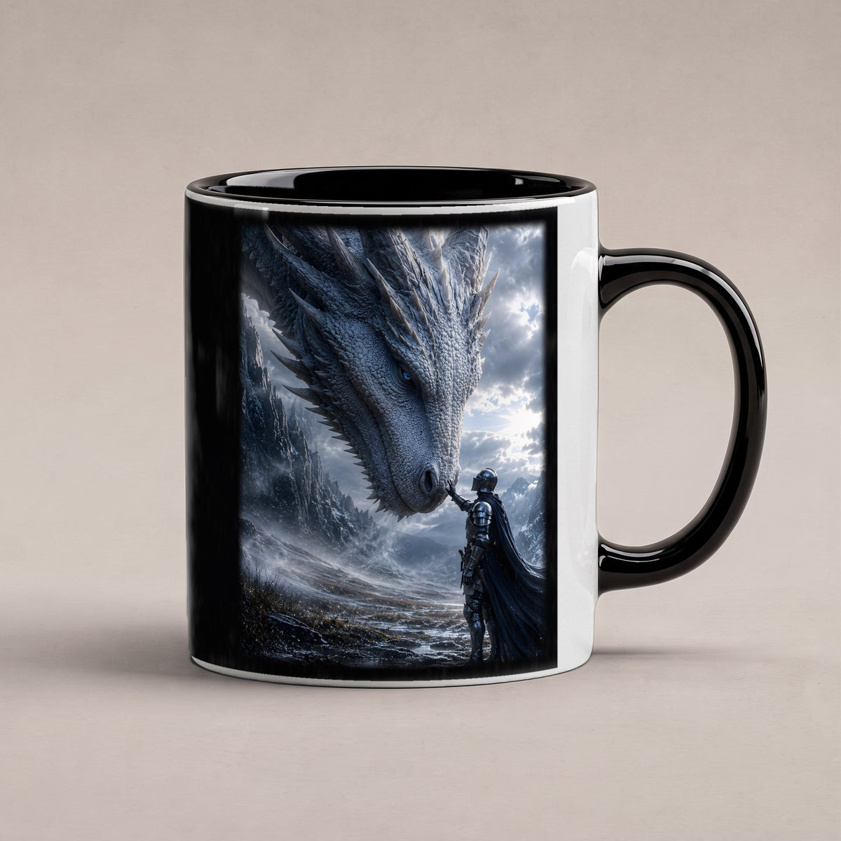 Drachenkönigin – Tasse innen schwarz, freigestellt
