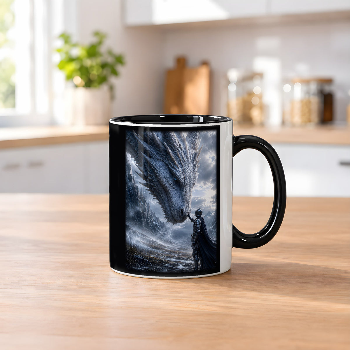 Drachenkönigin – Tasse innen schwarz, auf dem Küchentresen