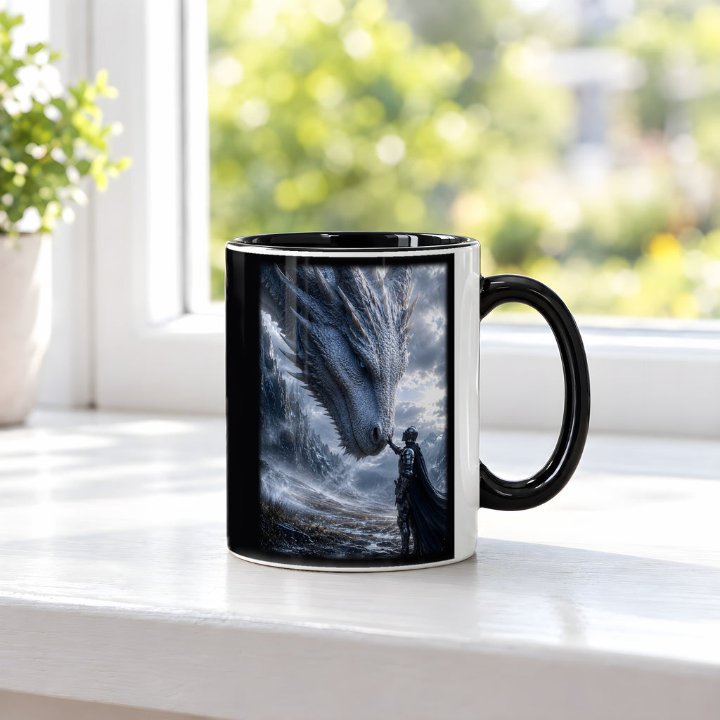 Drachenkönigin – Tasse innen schwarz, auf der Fensterbank