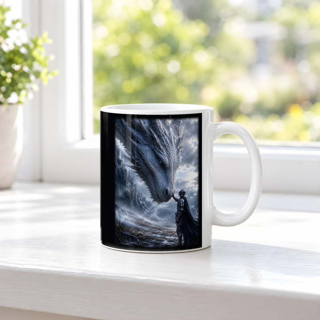 Drachenkönigin – weiße Tasse, auf der Fensterbank