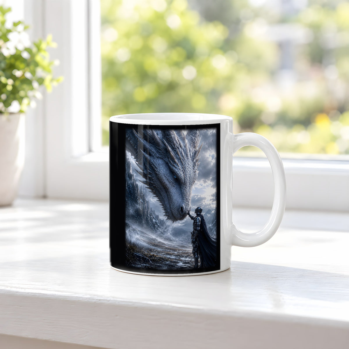 Drachenkönigin – weiße Tasse, auf der Fensterbank