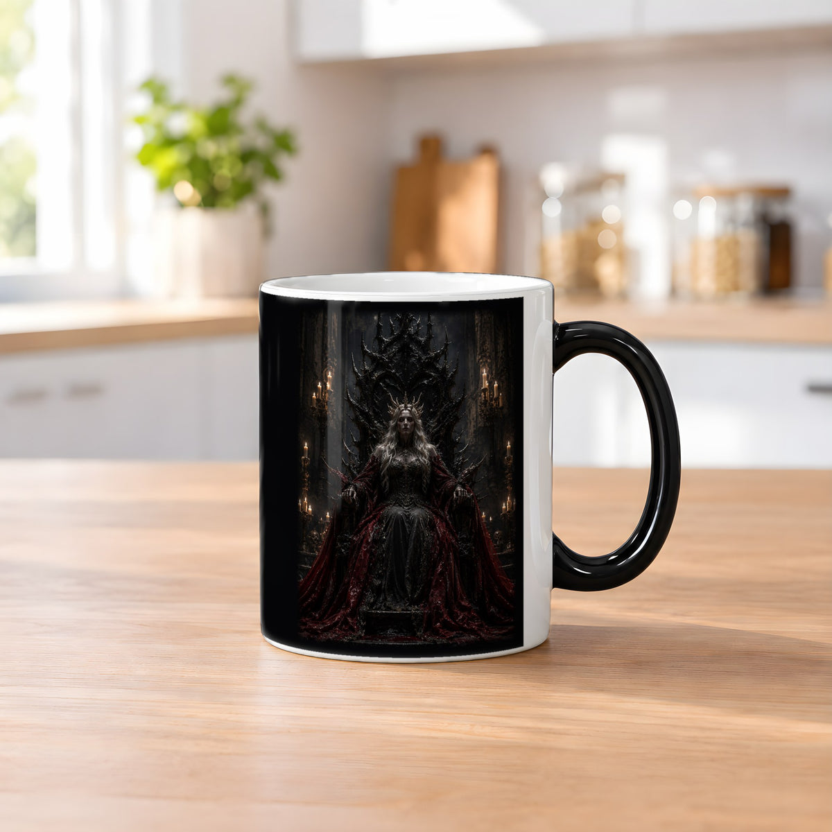 Die Dunkelkönigin – Black Edition Zaubertasse mit Motiv (heiß), auf dem Küchentresen